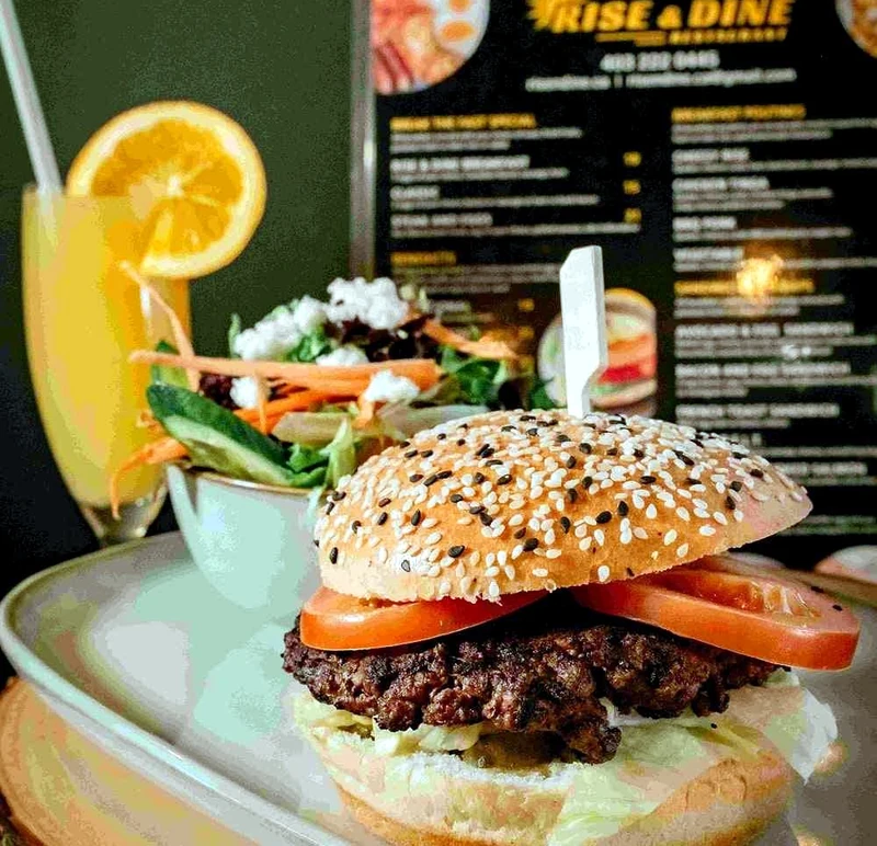 Rise & Dine burger with side salad